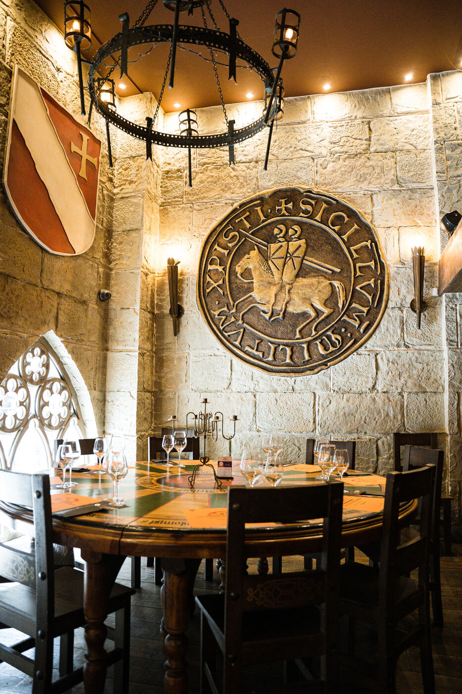 Taula rodona i segell templer, Taverna Excálibur