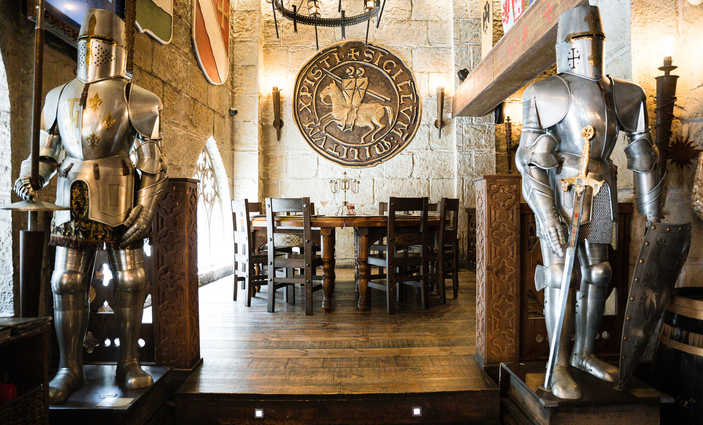 Armadures de cavaller, Taverna Excálibur