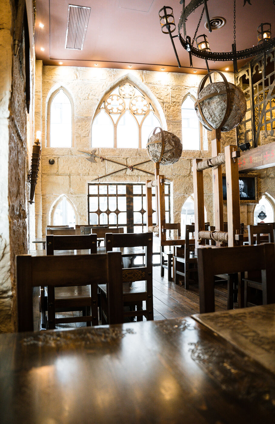 Finestrals gòtics, Taverna Excálibur