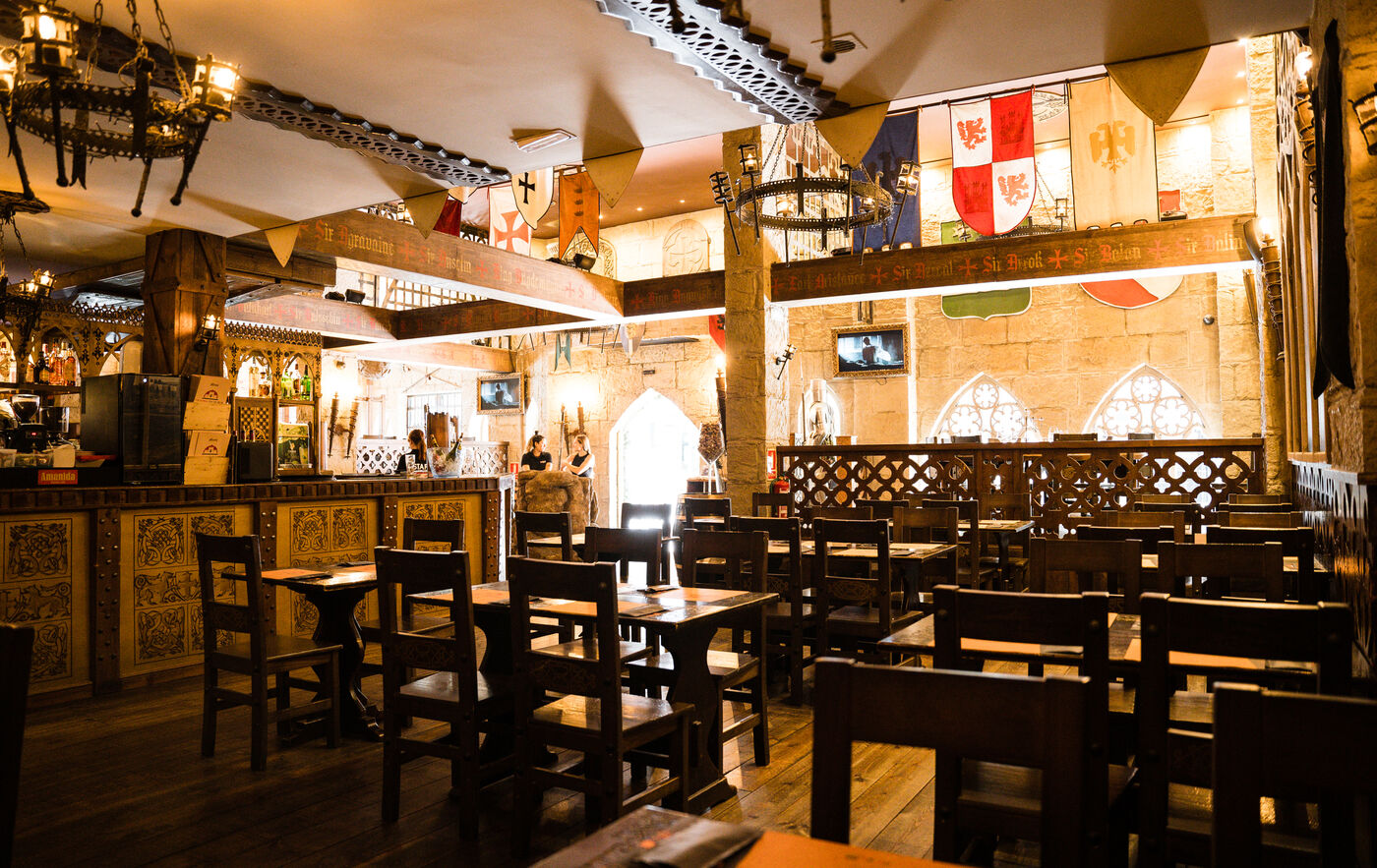 Zona de barra amb estandards medievals, Taverna Excálibur